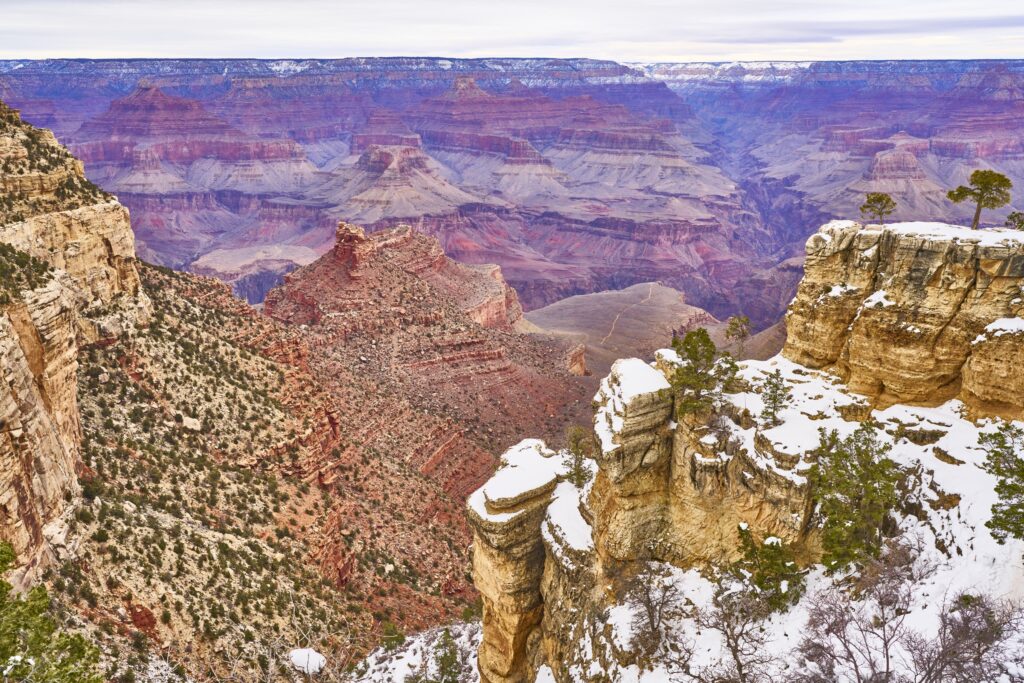 Grand Canyon im Winter mit schneebedeckten Hängen