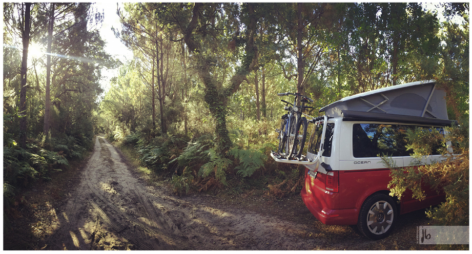 der VW Bus California Ocean in rotweiß auf seiner Wildcampingstelle in Frankreich