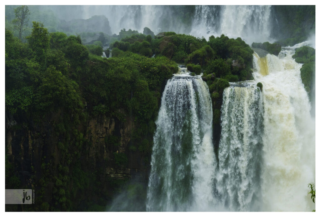 Iguazúwasserfälle mit viel Wasserdampf und grünen Pflanzen