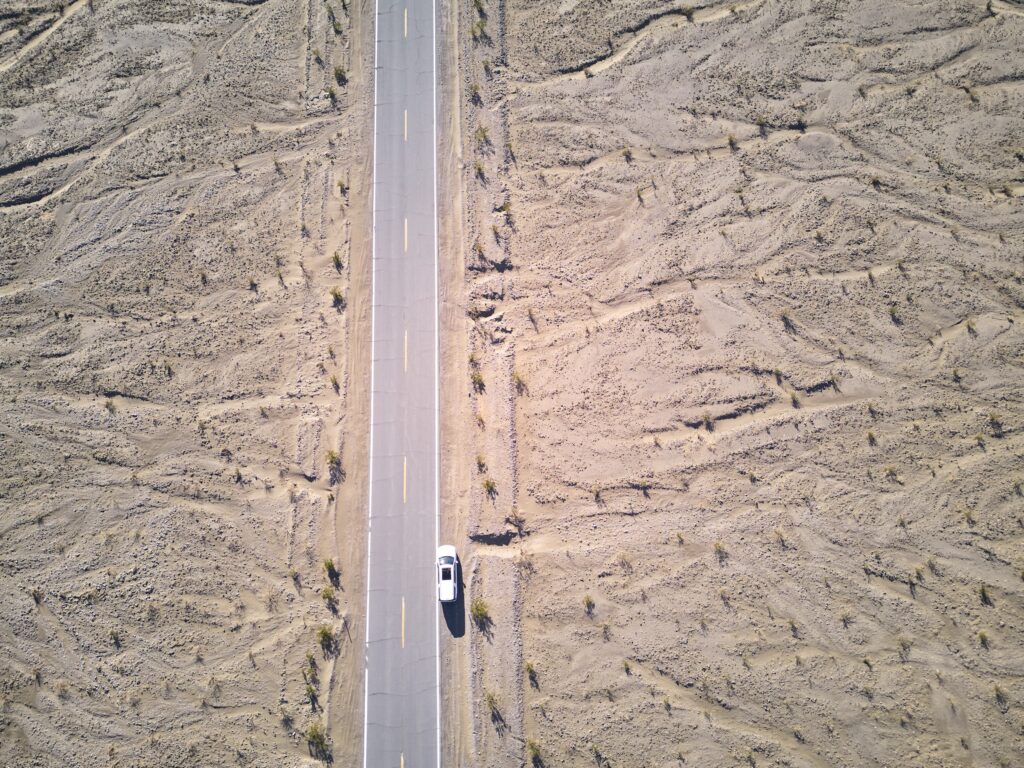 Drohnenaufnahme im Deathvalley von der Steppenlandschaft, die geformt wird von Wassermassen welche sich in der Regenzeit ihren Weg bahnen.