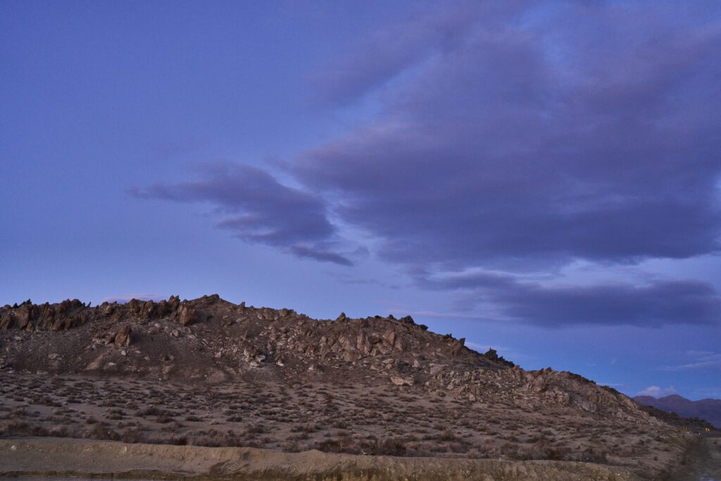 spitzes Gestein und blauer Himmel