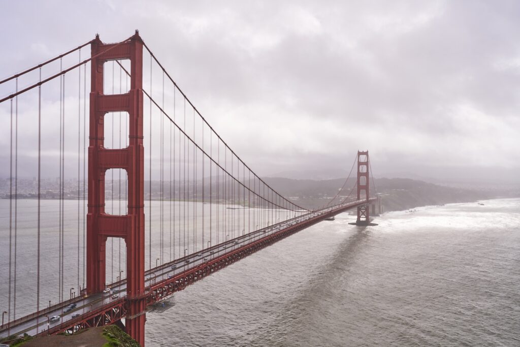 Golden Gate Bridge in San Francisco bei wolkigem Wetter