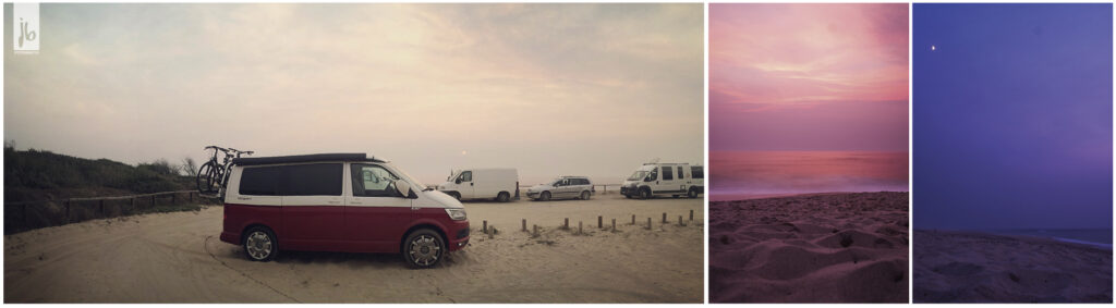 der VW Bus California Ocean in rotweiß auf seiner Wildcampingstelle in Portugal am Meer, rotes Abendlicht und blaues Morgenlicht