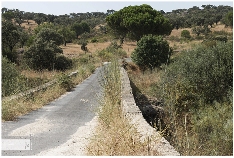 ein gemauerter Weg in Portugal