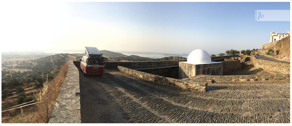 der VW Bus California Ocean in rotweiß auf seiner Wildcampingstelle in Portugal Castelo de Monsaraz.