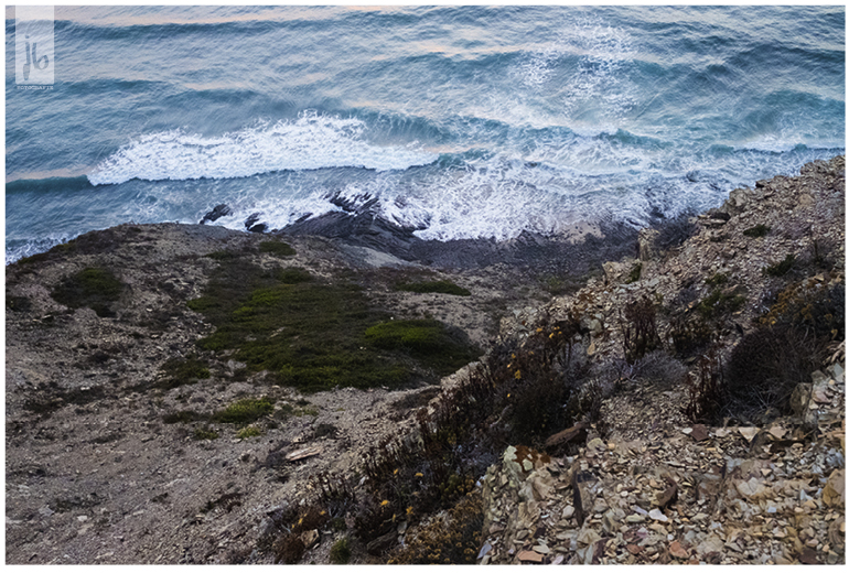 der Blick hinunter aufs Meer von einer Klippe