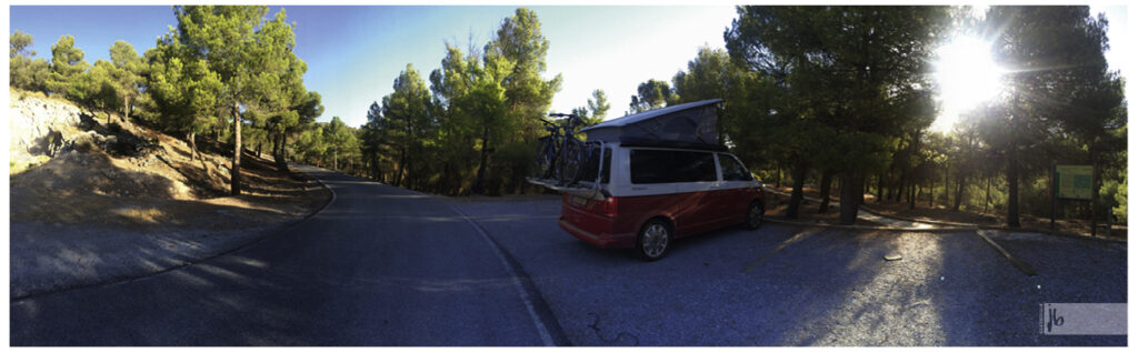 der rot weiße VW Bus im Nationalpark Sierra de Baza