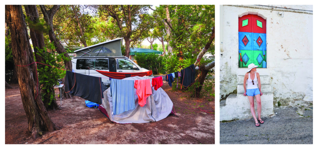 Wäscheleine mit Wäsche auf dem Campingplatz, darunter das Zelt und dahinter der VW Bus - auf der anderen Seite Claudi lehnt an einer Treppe die zu einer bunten Tür führt