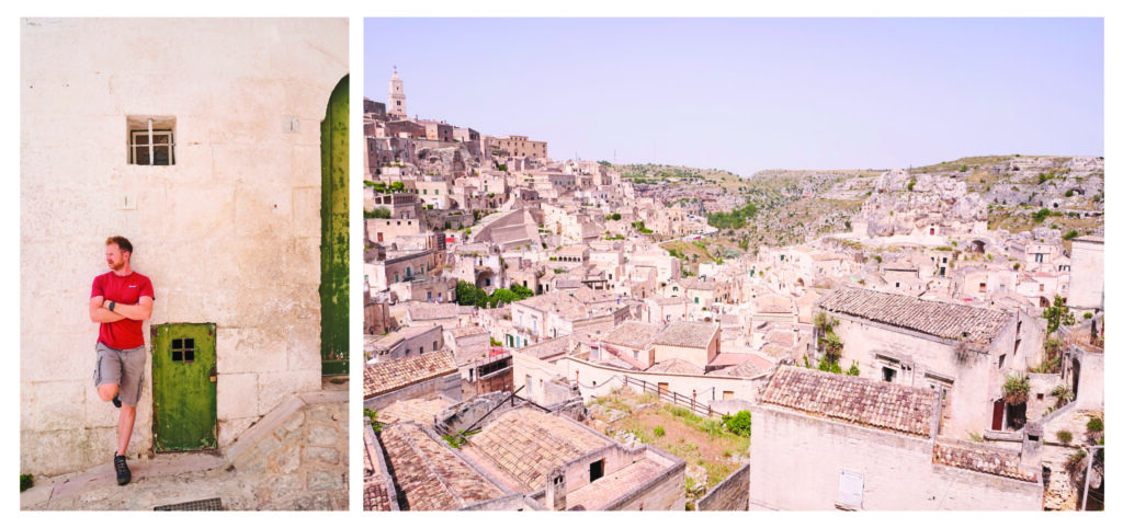 Blick über die italienische Stadt Matera und Jan lehnt an einer Wand mit grünen Türen