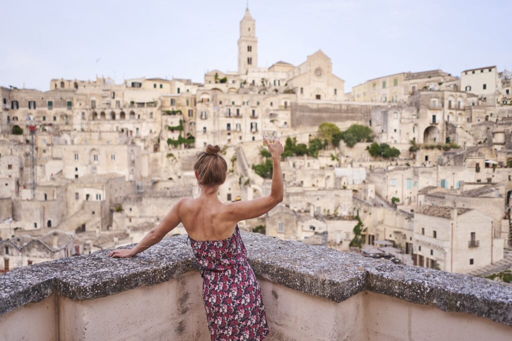 ich erhebe mein Glas auf einem Balkon mit Blick über Matera