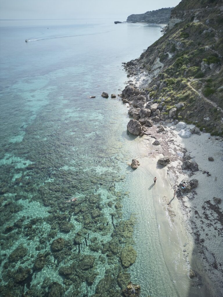 Drohnenaufnahme von einem Strand in Italien