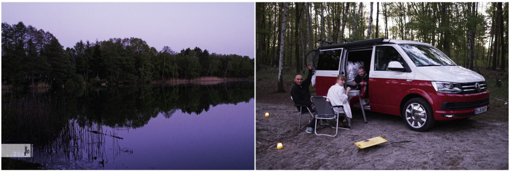 camping mit Freunden im rot weißen VW Bus