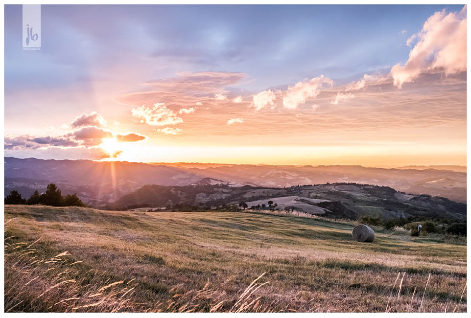 Sonnenuntergang in Italien an einem erhöhten Punkt auf einem Feld