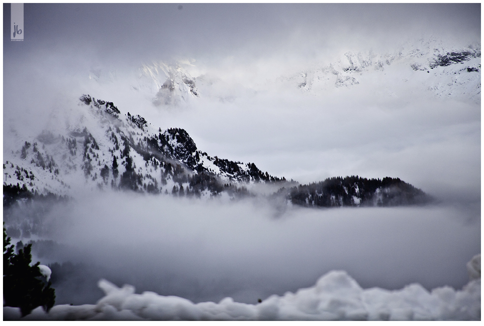 schneebedeckte und wolkenbehangene Berge in den Alpen