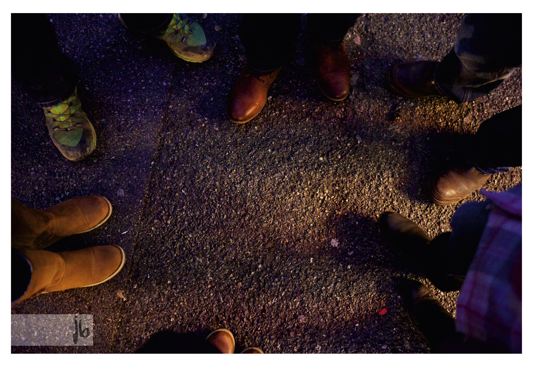 Die Winterstiefel von 6 Leuten von oben, die gemeinsam Silvester in Wien feiern.