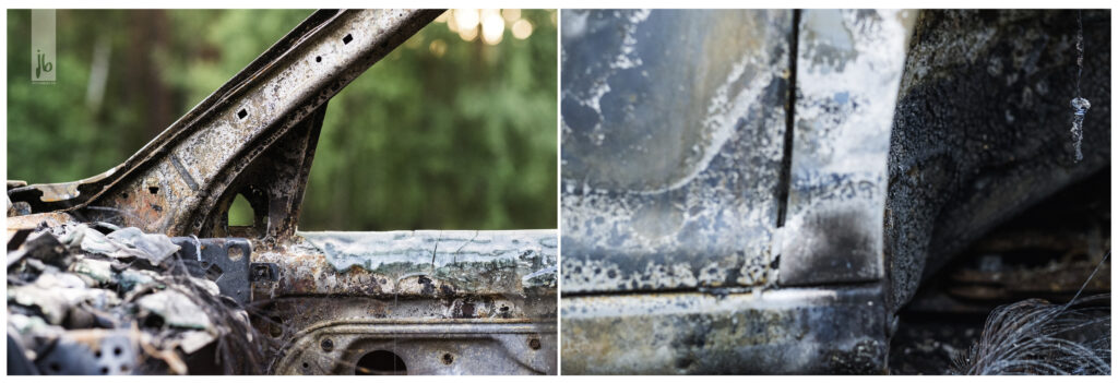 die Spuren eines Brandes an einem Auto, mit zerschmolzener Fensterscheibe und schönen Mustern auf der Karosserie 