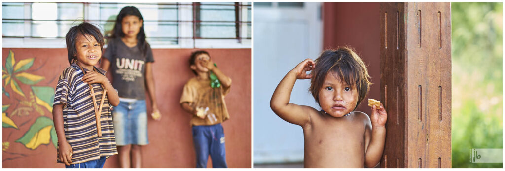 Kinder aus dem Guarani Dorf in abgenutzten Klamotten aus der modernen Welt