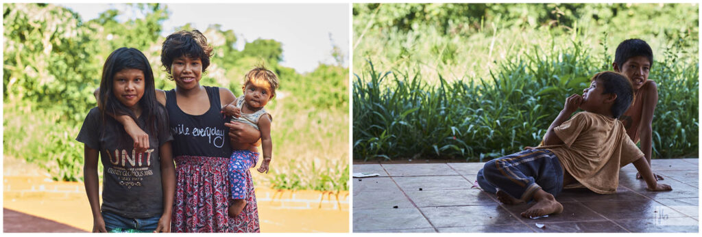 Kinder aus dem Guarani Dorf in abgenutzten Klamotten aus der modernen Welt