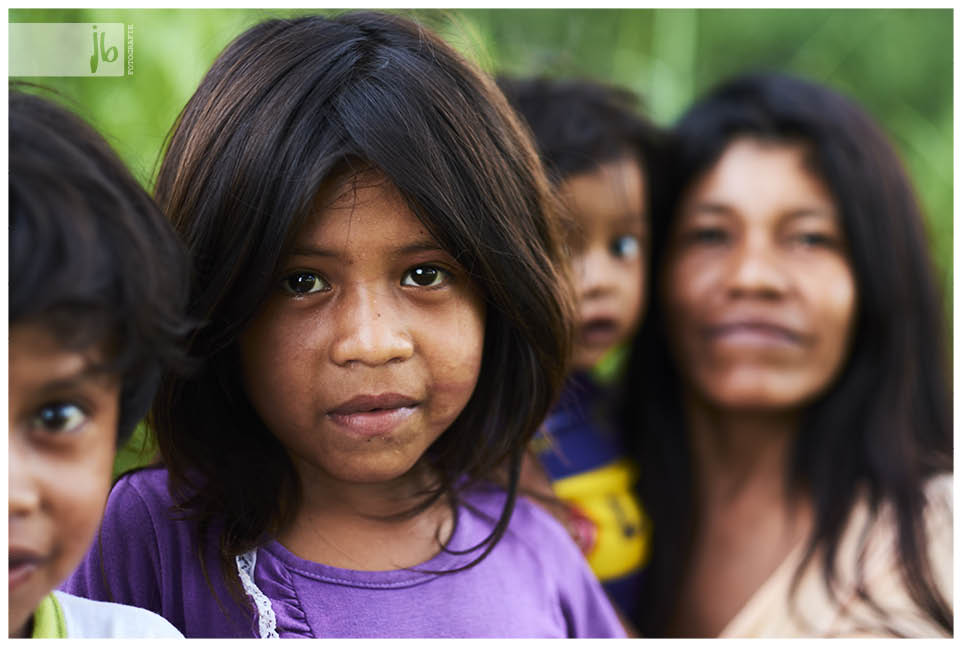 Kinder aus dem Guarani Dorf in abgenutzten Klamotten aus der modernen Welt