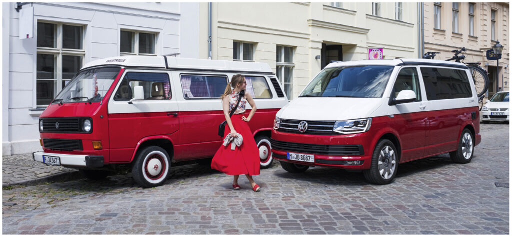 zwei rot weiße VW Busse in Potstdam mit einer Frau im roten langen Rock