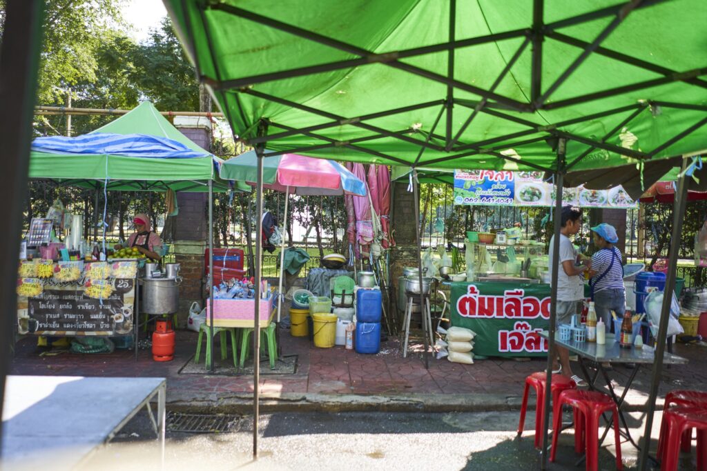 ein typischer Streetfood Markt in Bangkok