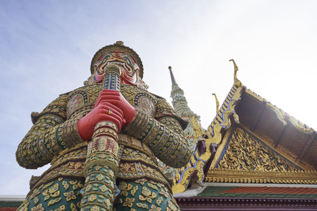 eine Statue im großen Palast in Bangkok