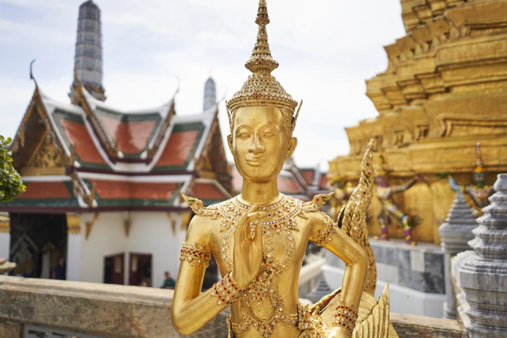 eine goldene Statue im großen Palast in Bangkok