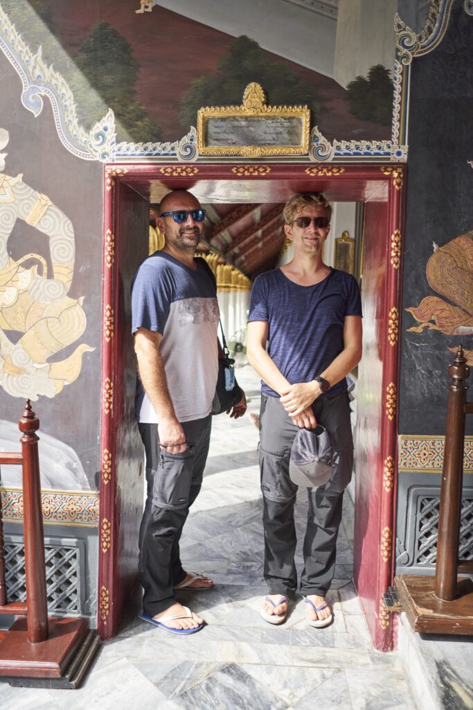 die beiden europäischen Männer (Robert und Tom) passen hier kaum durch die Türen im großen Palast in Bangkok