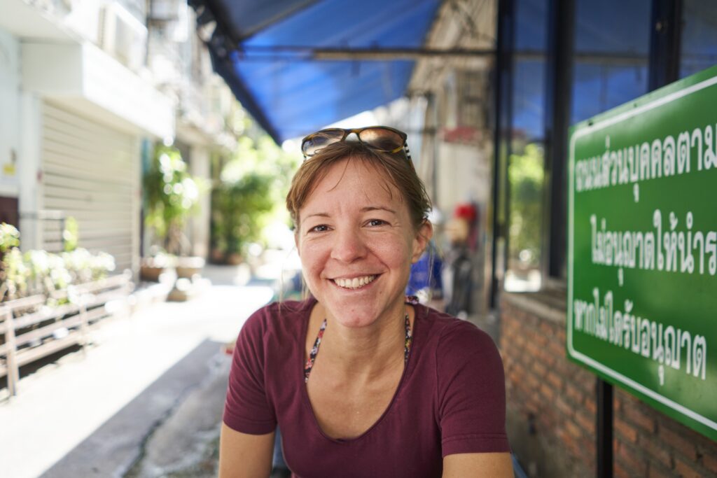 eine Frau (ich) in einem Streetfoodlokal in Bangkok