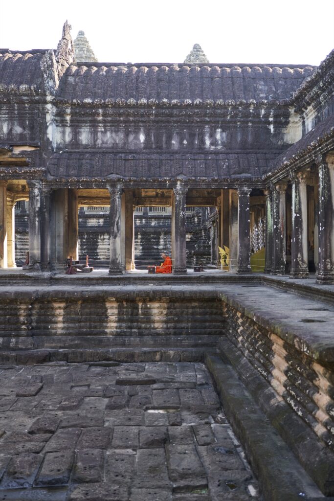 ein Mönch im Tempel von Angkor Wat