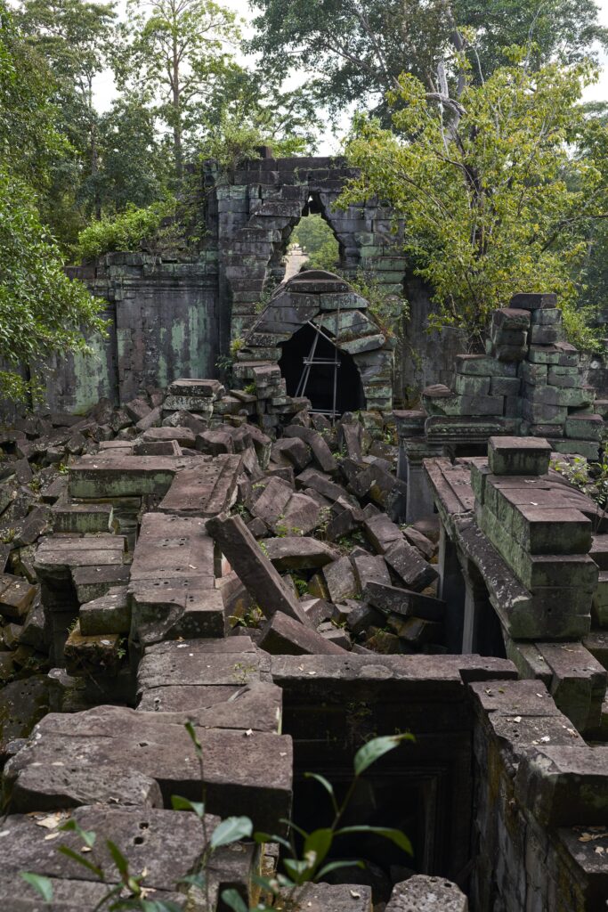 wunderschöne überwucherte Ruinen im Tempel Prasat Beng Mealea in Angkor Wat