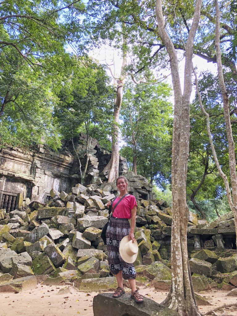 Eine Frau (ich) steht vor den Ruinen des Tempel Prasat Beng Mealea in Angkor Wat