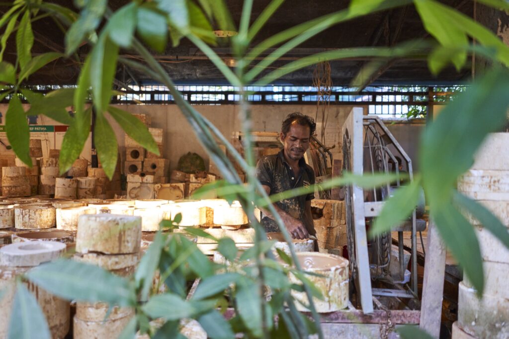 Töpfer in einer Keramik Werkstatt in Siem Reap