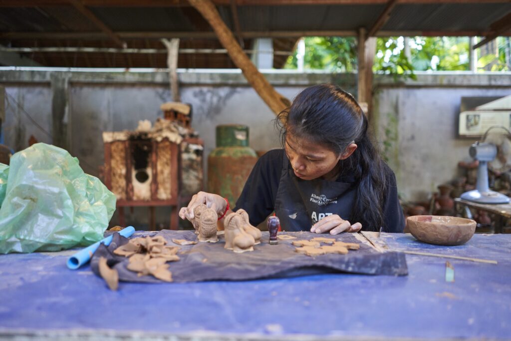 Töpferin in einer Keramik Werkstatt in Siem Reap