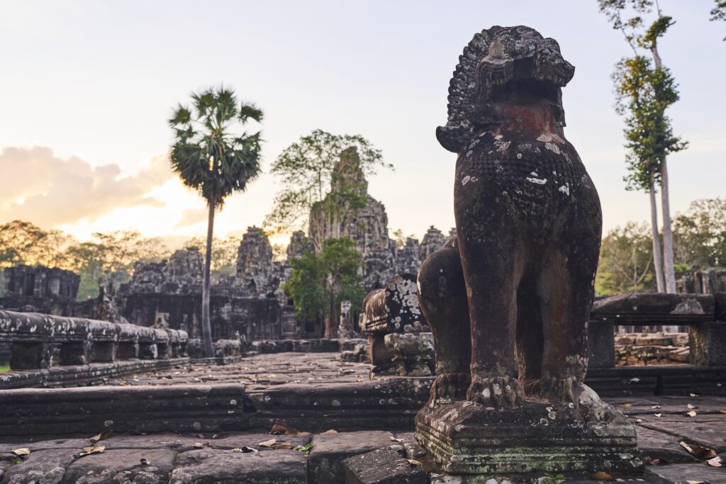 die Statuen vor den Toren des Bayon Temple in Angkor Wat