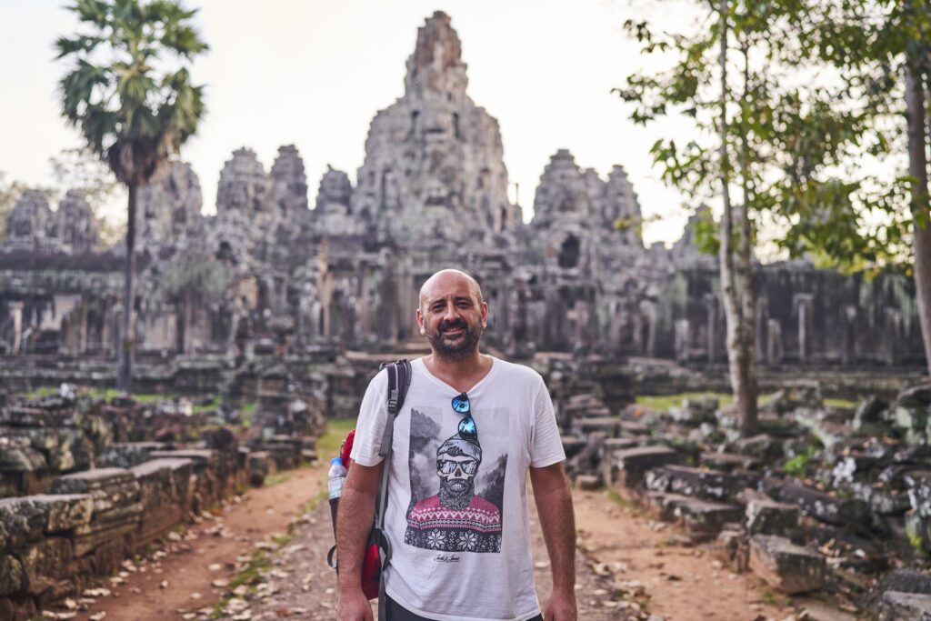 Ein Mann (Robert) vor dem Bayon Temple in Angkor Wat