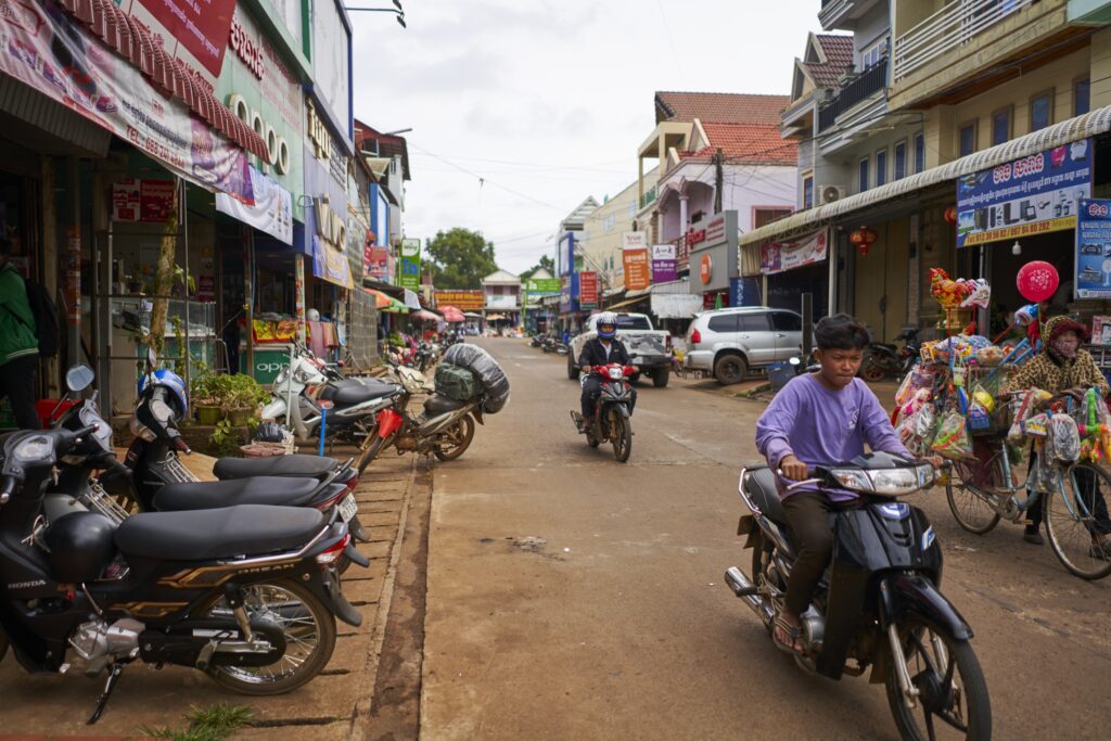 eine Straße im Ort Sen Monorom in Mondulkiri Province