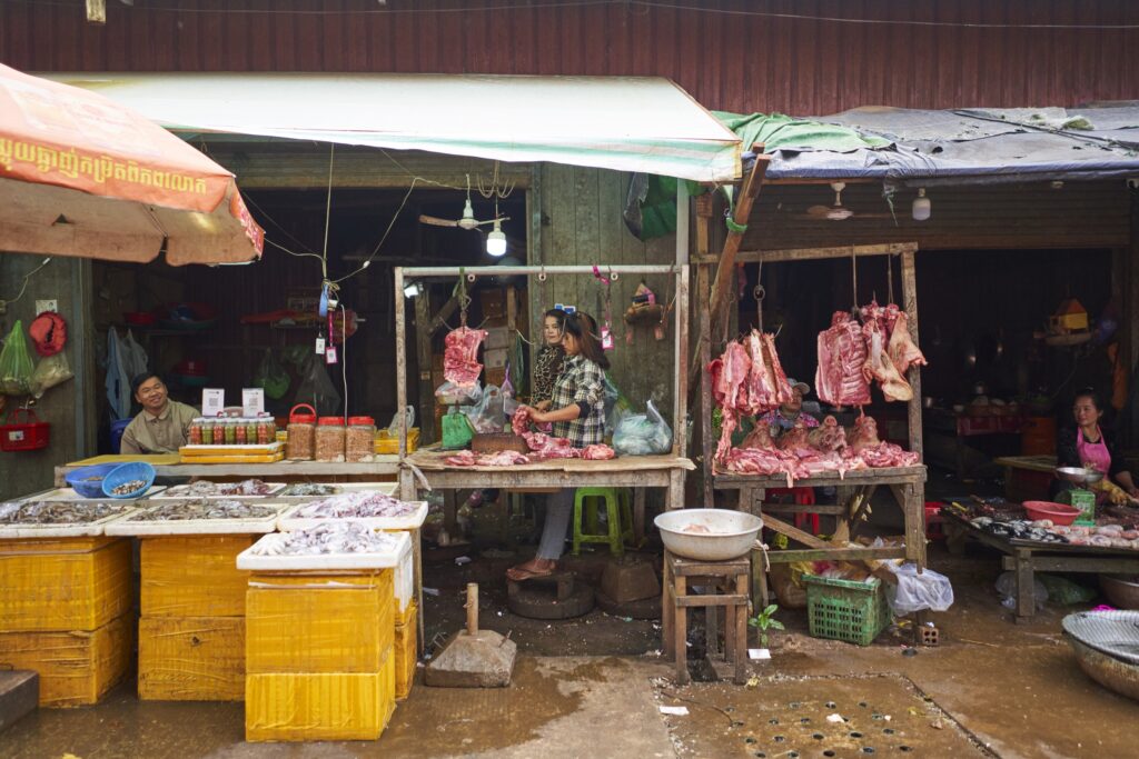 der Marktplatz mit viel Fleisch in Sen Monorom, Mondulkiri Project