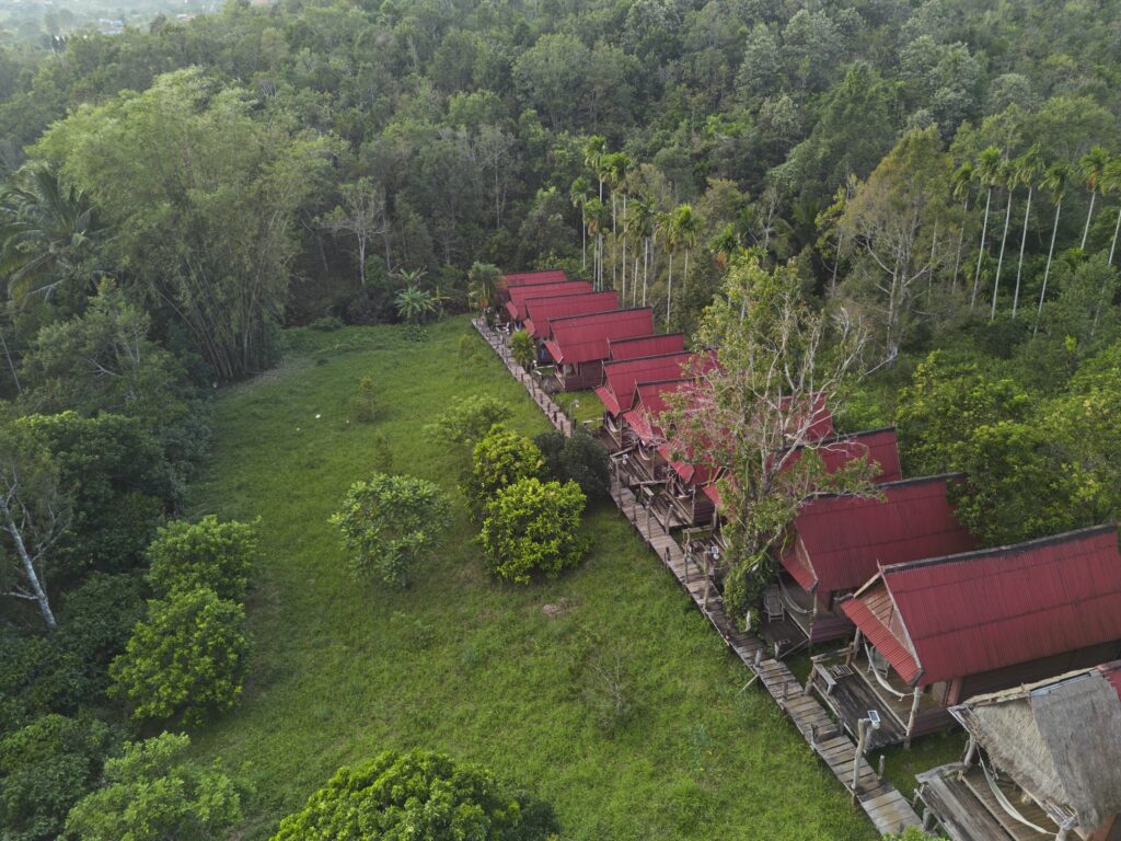 Drohnenaufnahme von der Tree Lodge in Senmonorom