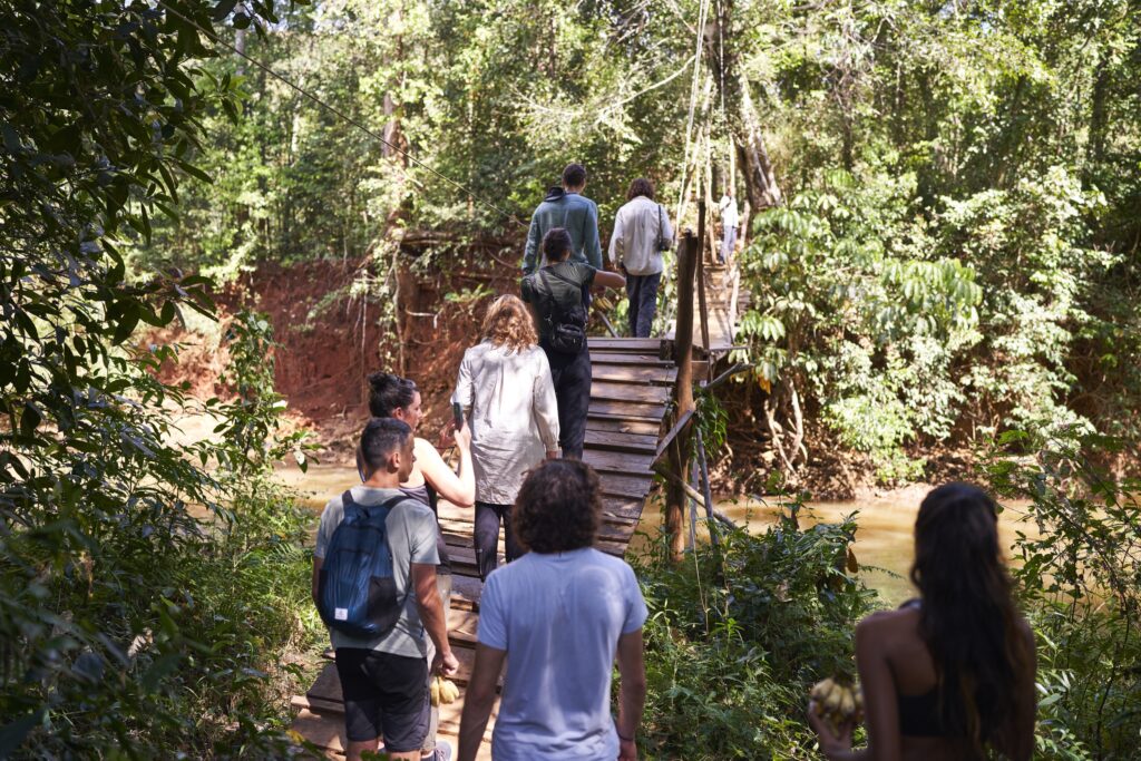 viele Touristen überqueren einer nach dem anderen eine Hängebrücke