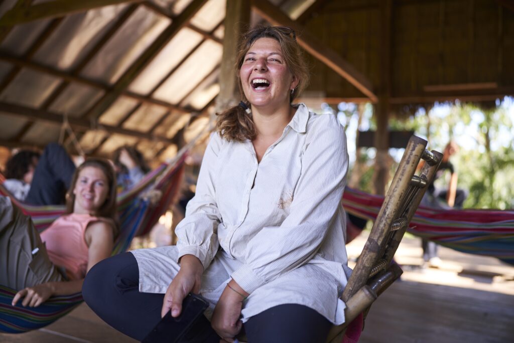 Pause für die Touristen des Mondulkiri Projects in Senmonorom sitzen gemeinsam auf Stühlen und in Hängematten