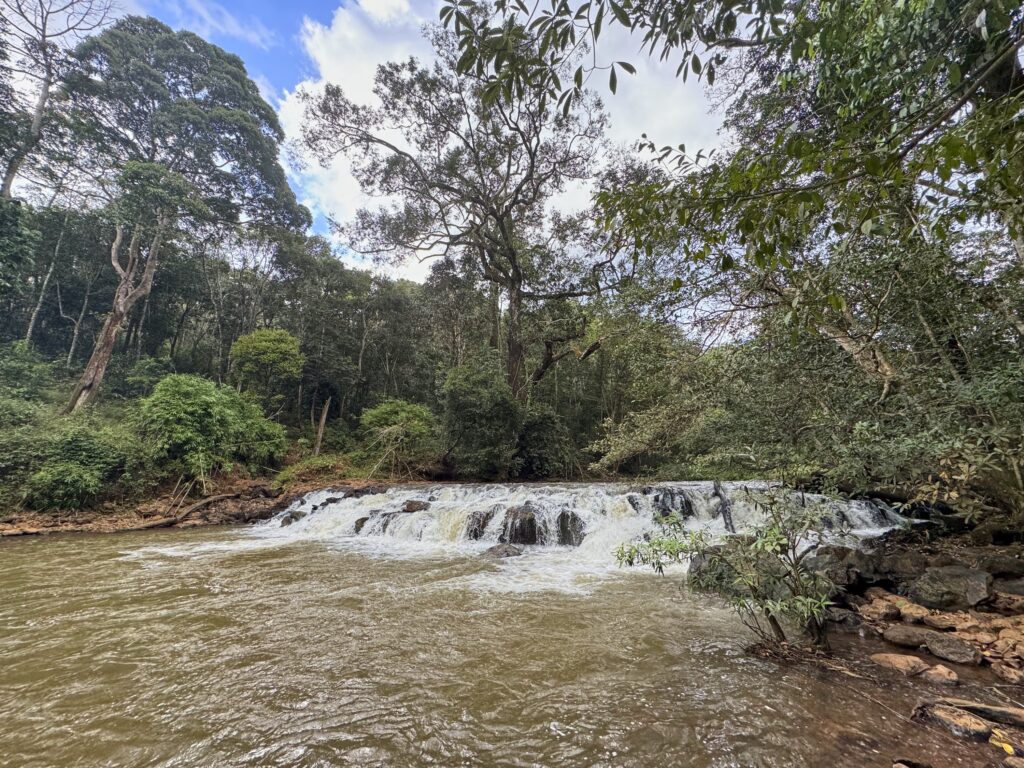 ein kleiner Wasserfall in einem Fluss im Wald des Mondulkiri Projects