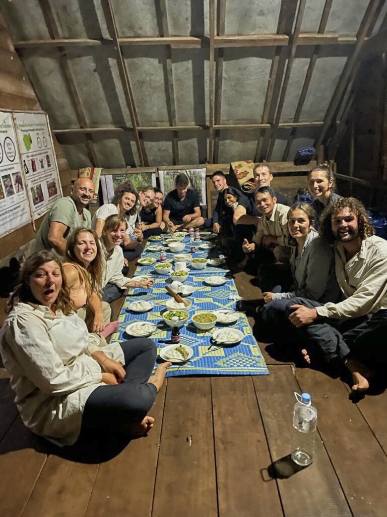 alle essen gemeinsam in der Unterkunft des Mondulkiri Projects in Senmonorom auf den Urwald und sein dichtes Blätterdach