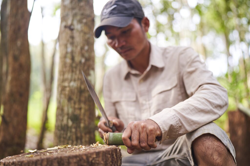 unser Guide bearbeitet mit seiner Machete Bambusrohre