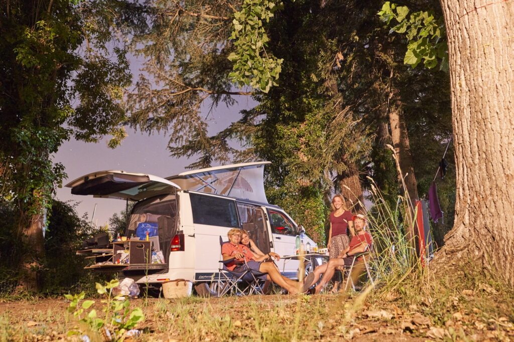 Nachtaunfahmen der vier Camper vor ihrem VW Bus