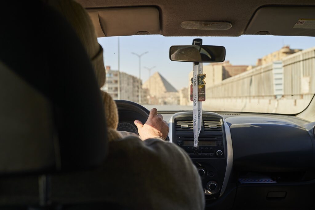 Blick über den Uber Fahrer in Kairo auf dem Weg zu den Pyramiden von Gizeh