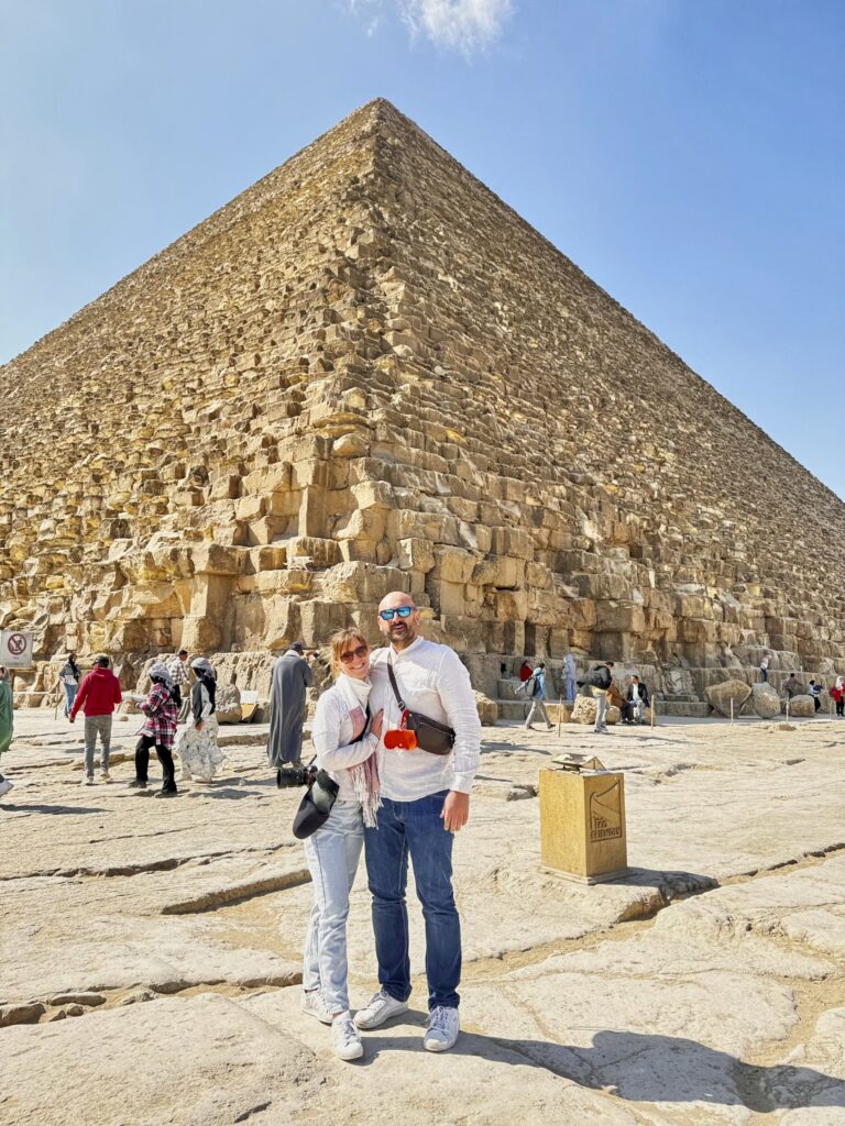 ein hübsches Pärchenbild von uns vor den Pyramiden