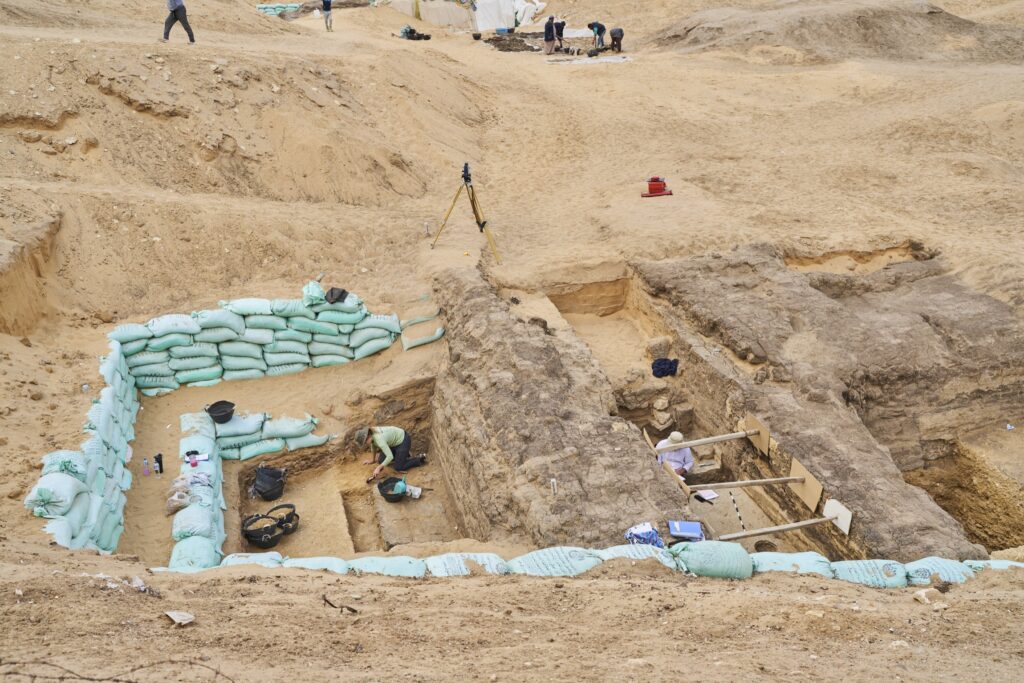 Ausgrabungsstätte im vollen Gang bei den Pyramiden von Gizeh