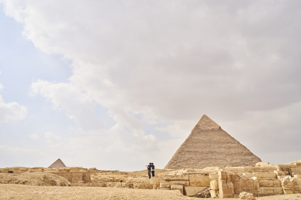 ein Paar blickt über die Ausgrabungsstätten bei den Pyramiden von Gizeh.