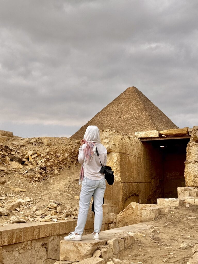 Ich stehe auf einer ausgegrabenen Ruine im Arbeiterdorf bei den Pyramiden von Gizeh